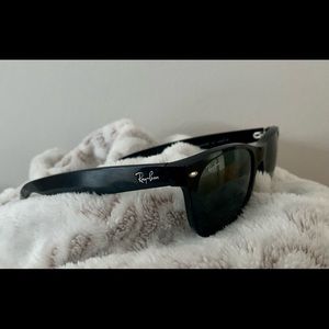 Black Ray-Ban New Wayfarer Classic